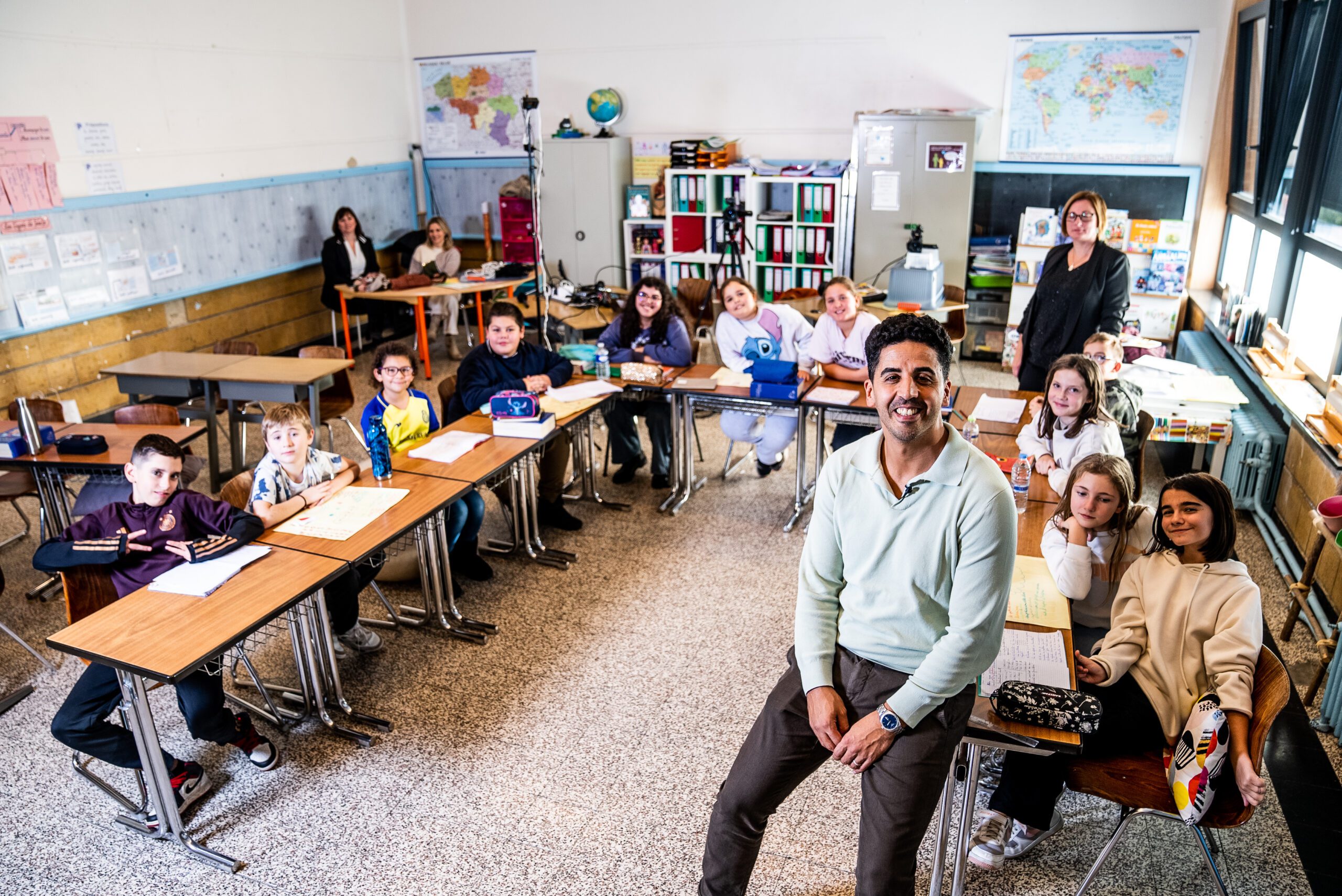 Photo de Solayman Laqdim avec une classe de primaire à l'école