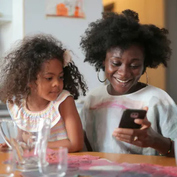 Photo d'une maman et sa fille à table